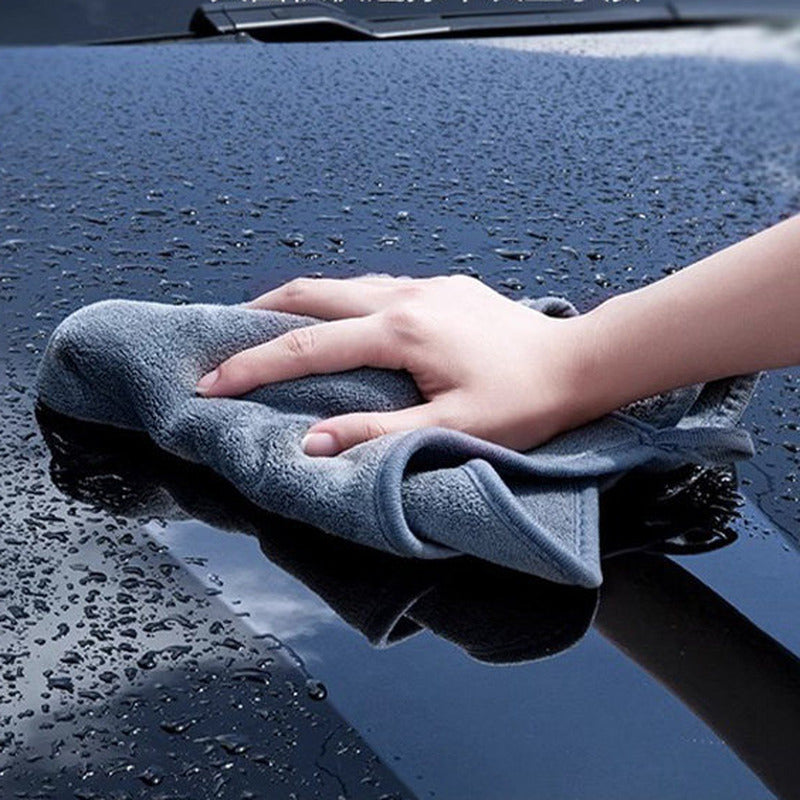 Drying a wet car bonnet with the microfibre towel